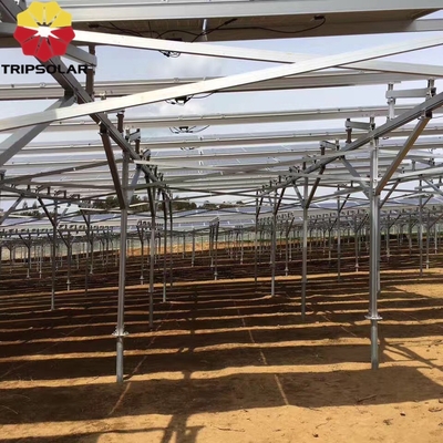 Instalación en campos abiertos Sistema de montaje en tierra con diseño personalizado